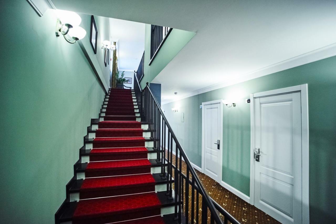 Sherlock Holmes Boutique Hotel Львов Экстерьер фото