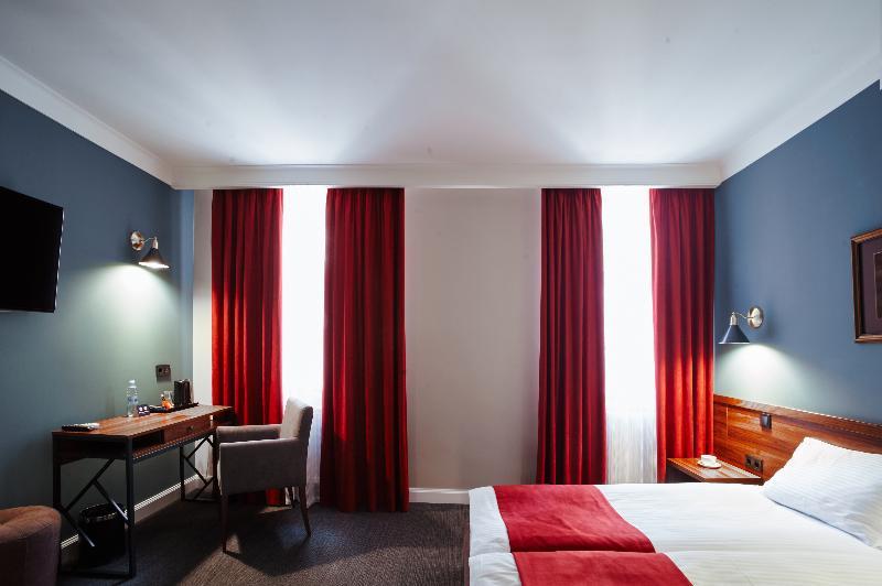 Sherlock Holmes Boutique Hotel Львов Экстерьер фото